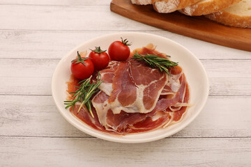 皿に盛り付けられた生ハム