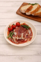 皿に盛り付けられた生ハム