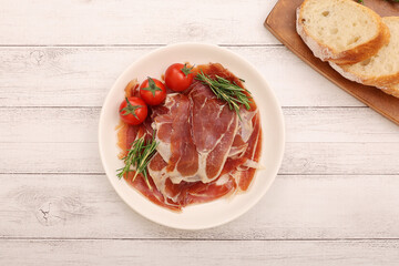 皿に盛り付けられた生ハム