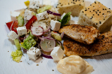 Griechischer Feta Käse mit Kräutern und Gewürzen