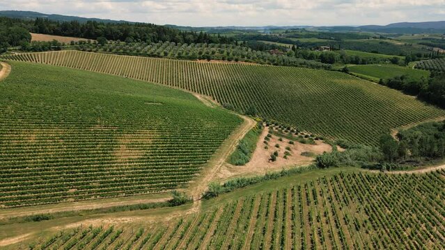 Paesaggio aereo campagna toscana vigneti e colline
