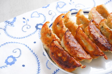 外がパリパリ、中がジューシーな焼きギョウザ	

