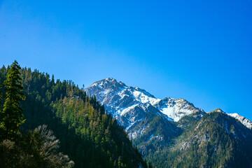 Obraz premium Jiuzhaigou, Aba, Sichuan Province - lakes and mountains under the blue sky