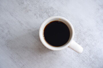 淹れたてのコーヒーが入ったマグカップを、真上から俯瞰した画像