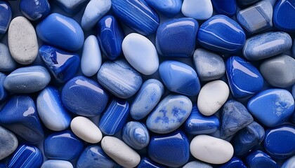 Niebieskie kamienie i minerały ułożone ciasno obok siebie tworzące kamienną mozaikę