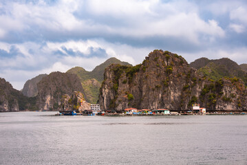 Obraz premium Ha Long bay in Vietnam with many islands and boats
