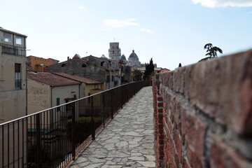 Obraz premium The Cathedral and the Leaning Tower seen from the ancient city walls of Pisa, Italy.