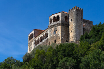 Fototapeta premium LEIRIA, PORTUGAL - AUGUST 27, 2023: View of the castle of Leiria since the city in a sunny day. Portugal.