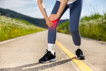 둘레길에서 조깅하는 여성이 관절염으로 아픈 무릎을 쥐고있는 여성과...