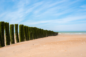 Plage du nord de la France, plage de sable, plage un jour de ciel bleu ensoleillé