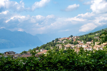 Fototapeta premium Wundervolle Aussichten auf den Gardasee nahe San Zeno di Montagna (Venetien). 