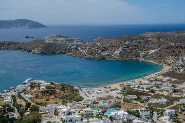 Obraz premium Panoramic view of the popular beach Gialos and the picturesque port of Ios Greece