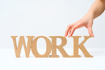 「WORK」と並べられたアルファベットの木製ブロック