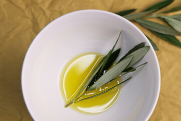 Still life con olio extravergine di oliva e foglie d’olivo