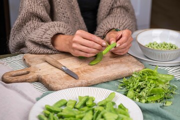 Frische Zuckerschoten zubereiten, Erbsen verarbeiten, Küche frisches Gemüse anrichten