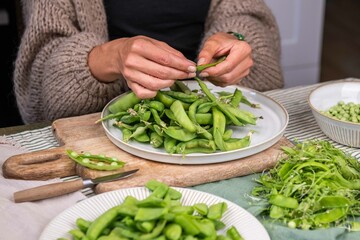 Frische Zuckerschoten zubereiten, Erbsen verarbeiten, Küche frisches Gemüse anrichten