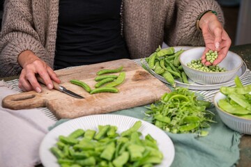 Frische Zuckerschoten zubereiten, Erbsen verarbeiten, Küche frisches Gemüse anrichten