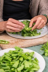 Frische Zuckerschoten zubereiten, Erbsen verarbeiten, Küche frisches Gemüse anrichten