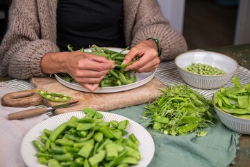 Frische Zuckerschoten zubereiten, Erbsen verarbeiten, Küche frisches Gemüse anrichten