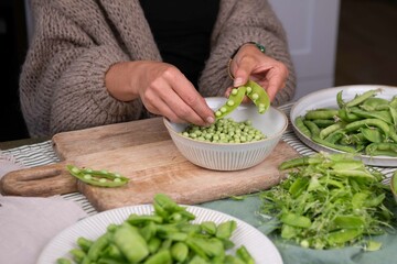 Frische Zuckerschoten zubereiten, Erbsen verarbeiten, Küche frisches Gemüse anrichten