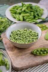 Frische Zuckerschoten zubereiten, Erbsen verarbeiten, Küche frisches Gemüse anrichten
