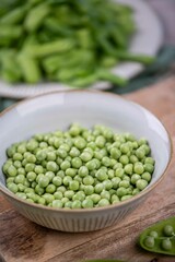 Frische Zuckerschoten zubereiten, Erbsen verarbeiten, Küche frisches Gemüse anrichten
