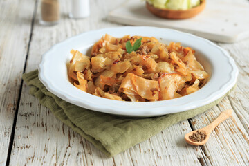 Krautpfanne mit Hackfleisch und kümmel