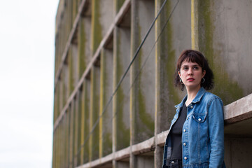 Chica linda posando frente a edificio 