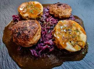 Gebratene Frikadellen mit Kartoffeln und Gewürzen