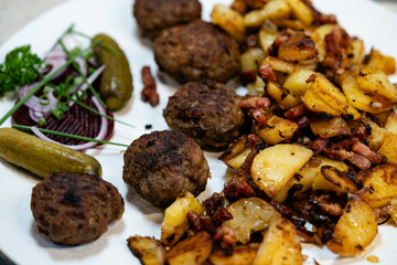 Gebratene Frikadellen mit Kartoffeln und Gewürzen