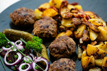 Gebratene Frikadellen mit Kartoffeln und Gewürzen