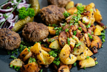 Gebratene Frikadellen mit Kartoffeln und Gewürzen