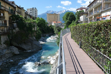 Il fiume Mera nel tratto che attraversa la cittadina di Chiavenna in provincia di Sondrio, Lombardia, Italia.