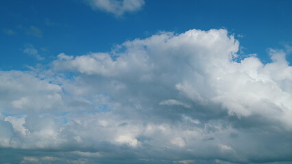 Obraz premium Beautiful Feather Cloud In Blue Sky. Colorful Cloudy Dramatic Sky With Fluffy Clouds.