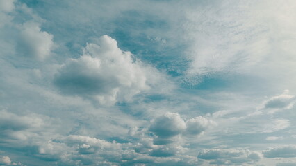 Obraz premium Beautiful Sunny Pastel Blue Sky In Tropical Summer. Blue Sky And Clouds Moving In Opposite Direction Natural Background.