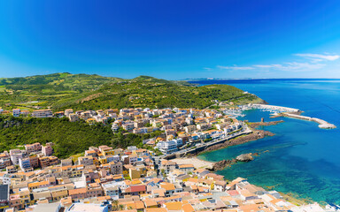 Vista a&eacute;rea del puerto de Castelsardo en Cerde&ntilde;a, Italia. El pintoresco pueblo costero est&aacute; rodeado de colinas verdes y campos, mientras sus coloridas casas se agrupan alrededor del puerto.