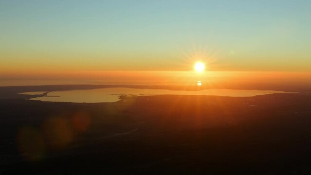 vue a&eacute;rienne du couch&eacute; de soleil sur l'&eacute;tang de Berre &agrave; proximit&eacute; de Marignane Marseille 