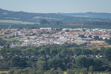 Cidade de Patrocinio, Minas Gerais, vista a distancia a partir do morro das antenas, Miradouro do Cristo Redentor. Patrocinio, Triangulo Mineiro - 23 de mail de 2024.