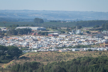 Cidade de Patrocinio, Minas Gerais, vista a distancia a partir do morro das antenas, Miradouro do Cristo Redentor. Patrocinio, Triangulo Mineiro - 23 de mail de 2024.