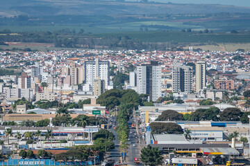 Cidade de Patrocinio, Minas Gerais, vista a distancia a partir do morro das antenas, Miradouro do Cristo Redentor. Patrocinio, Triangulo Mineiro - 23 de mail de 2024.