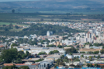 Fototapeta premium Cidade de Patrocinio, Minas Gerais, vista a distancia a partir do morro das antenas, Miradouro do Cristo Redentor. Patrocinio, Triangulo Mineiro - 23 de mail de 2024.