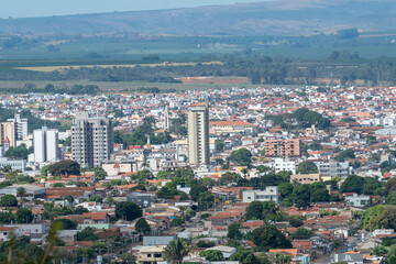 Cidade de Patrocinio, Minas Gerais, vista a distancia a partir do morro das antenas, Miradouro do Cristo Redentor. Patrocinio, Triangulo Mineiro - 23 de mail de 2024.