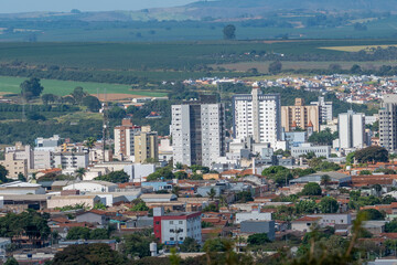 Cidade de Patrocinio, Minas Gerais, vista a distancia a partir do morro das antenas, Miradouro do Cristo Redentor. Patrocinio, Triangulo Mineiro - 23 de mail de 2024.