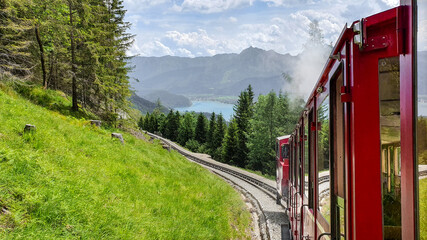 Salzkammergut, Österreich: Eine Zahnradbahn vor dem Wolfgangsee