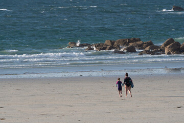 Des personnes qui marchent sur une plage en Bretagne