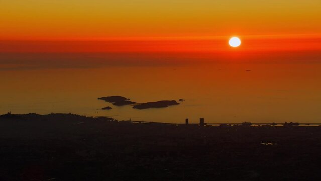 couch&eacute; de soleil sur la baie de Marseille avec la ville la mer et le soleil couchant