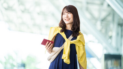 空港でパスポートを持つ旅行中の女性