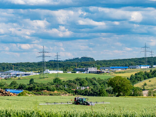 Traktor besprüht ein Getreidefeld © focus finder