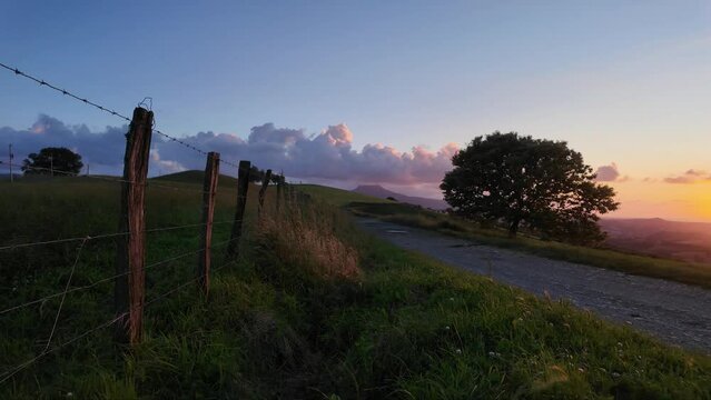 Cl&ocirc;ture et coucher de soleil