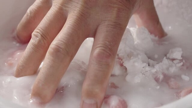 The process of marinating the Northeastern Chinese specialty, sweet and sour pork